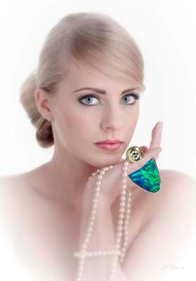 Frau mit Pereghy-Opalschmuck